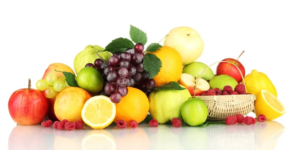 Ассортимент экзотических фруктов и ягод, выделенных на белом — стоковое фото
