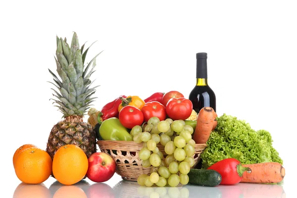 Composición con verduras y frutas en canasta de mimbre aislada sobre blanco — Foto de Stock