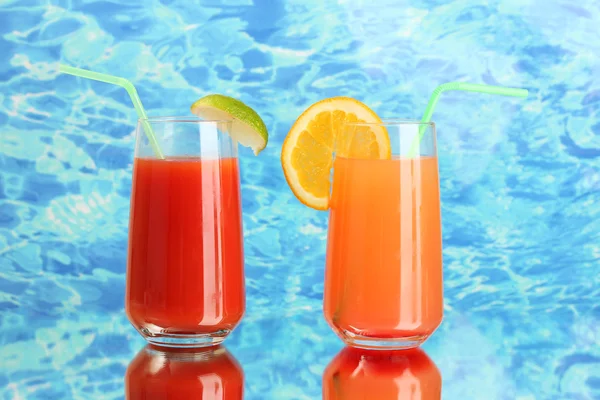 Two cocktails on blue background — Stock Photo, Image