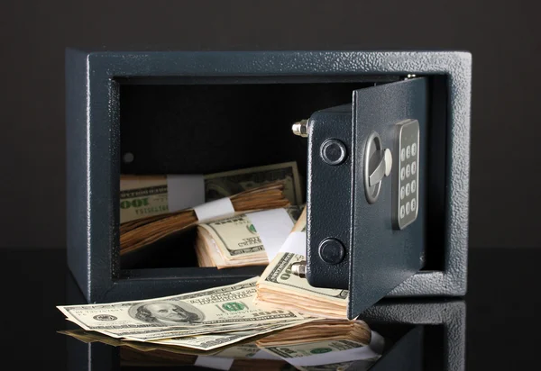 Pieniądze w otworzyć kasa na czarnym tle — Zdjęcie stockowe