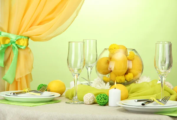 Hermoso escenario de mesa de vacaciones con limones, de cerca —  Fotos de Stock