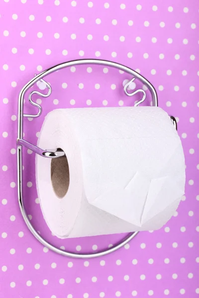 Rulle toalettpapper innehavare fast till vägg — Stockfoto