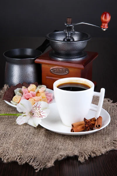 Tasse blanche de café turc avec rahat délice, cafetière et moulin à café sur table en bois — Photo