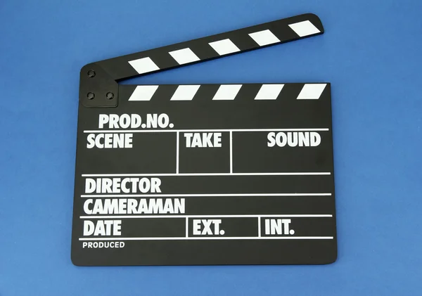 Доска для производства фильмов на цветном фоне — стоковое фото