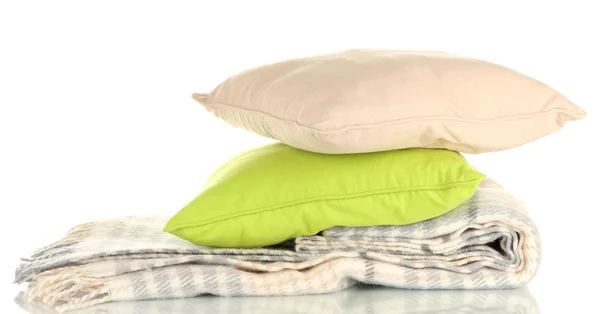 Шерстяной клетчатый клетчатый и подушки, изолированные на белом — стоковое фото