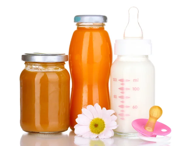 Alimentos para bebês, mamadeira e suco isolados em branco — Fotografia de Stock