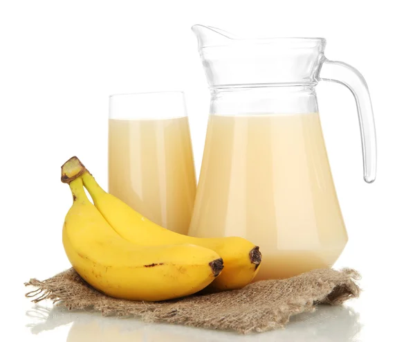 Fullt glas och kanna banana juice och bananer isolerad på vit — Stockfoto