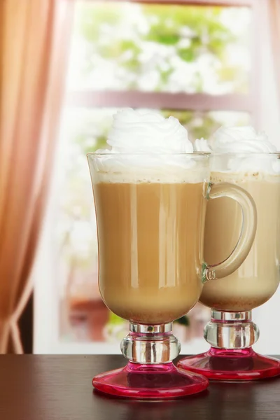 Hoş kokulu kahve latte gözlük CUPS ile kafede masada vanilya pods — Stok fotoğraf