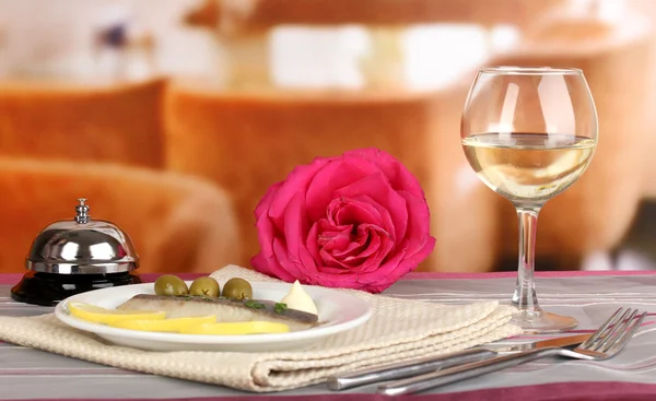 Dish of herring on plate on table on restaurant background close-up — Stock Photo, Image