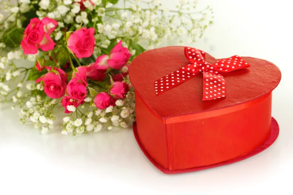 Подарункова коробка і квіти ізольовані на білому — стокове фото