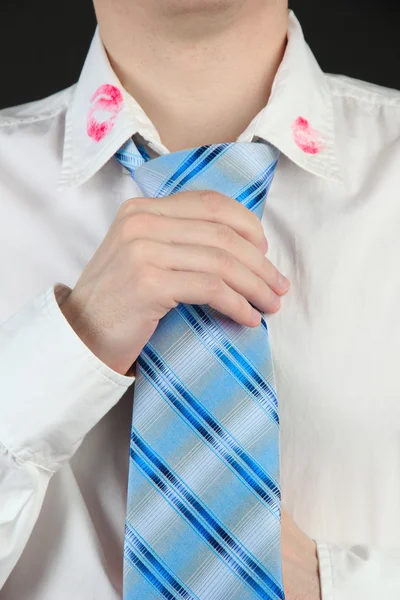 Rossetto bacio sul colletto camicia dell'uomo, isolato su nero — Foto Stock