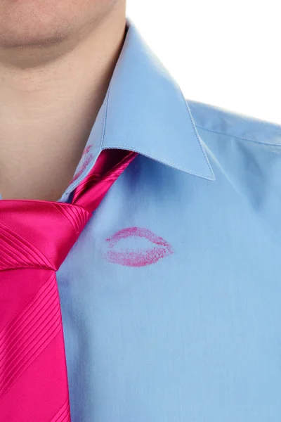 Поцілунок помади на сорочці на комірі людини, ізольований на білому — стокове фото