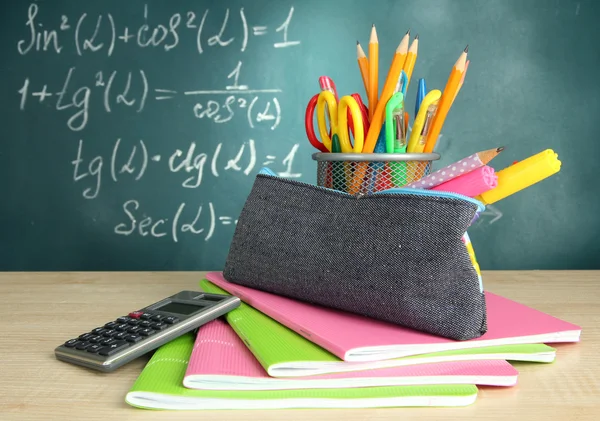 Πίσω στο σχολείο - μαυροπίνακα με μολύβι-box και σχολείο εξοπλισμό στο τραπέζι — Φωτογραφία Αρχείου