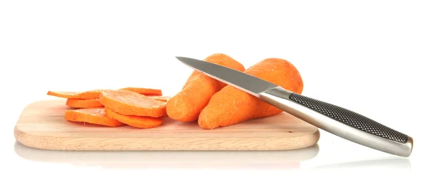 Zanahorias con cuchillo en tabla de cortar aislado en blanco —  Fotos de Stock