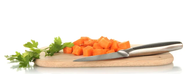 胡萝卜用刀在切菜板上白色隔离 — 图库照片