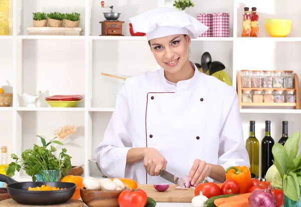 Jonge vrouw chef-kok koken in de keuken — Stockfoto