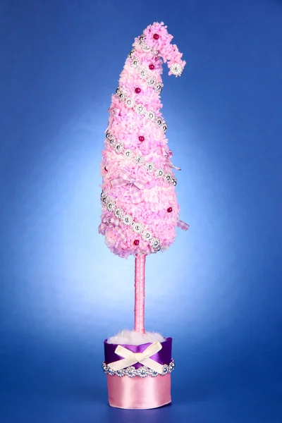 Weihnachtsbaum mit gebogener Spitze auf blauem Hintergrund — Stockfoto