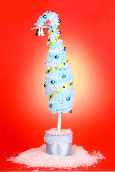 Kırmızı zemin üzerine eğri ucu ile Noel ağacı — Stok fotoğraf