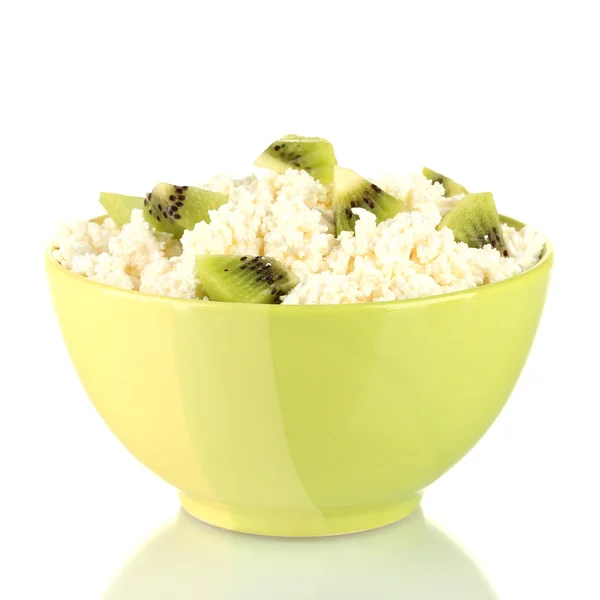 Cottage cheese in color bowl with kiwi fruit, isolated on white — Stock Photo, Image