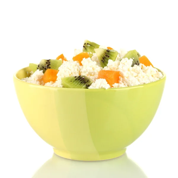Cottage fromage dans un bol de couleur avec des fruits, isolé sur blanc — Photo