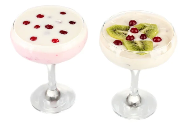 Glas yoghurt dessert med frukt och bär, isolerad på vit — Stockfoto