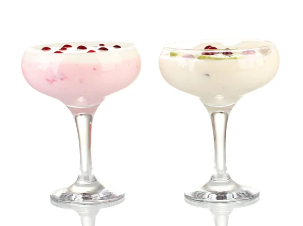 Glazen yoghurt dessert met fruit en bessen, geïsoleerd op wit — Stockfoto