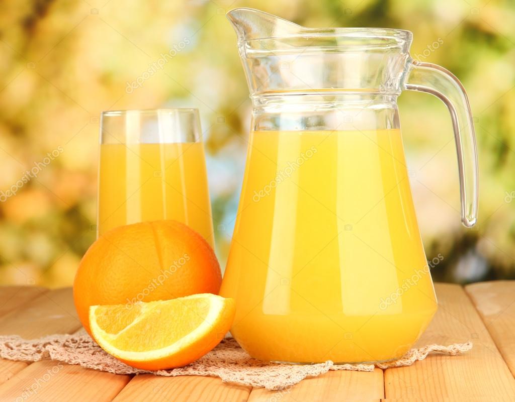 copo cheio e jarra de suco de laranja e laranjas na mesa copo cheio e jarra de suco de laranja e laranjas na mesa