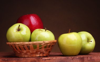 sulu tatlı elma sepeti kahverengi zemin üzerine ahşap tablo