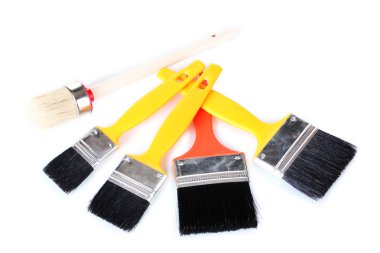 beyaz arkaplanda izole boya fırçaları