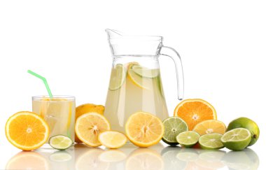 narenciye limonata sürahi ve bardak izole üzerinde beyaz etrafında narenciye