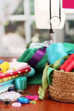 dikiş makinesi ve kumaş aydınlık arka plan üzerinde