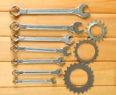 cogwheels metal ve ahşap zemin üzerinde somun anahtarları