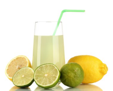 lezzetli limon suyu cam ve limes ve yanında beyaz izole limon
