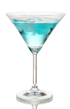 mavi lagün üzerinde beyaz izole kokteyl