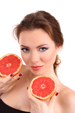 güzel bir genç kadın parlak makyajlı greyfurt, üzerinde beyaz izole holding