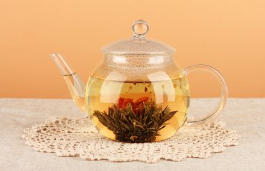 masaya renk background.process çayı üzerinde cam demlik çiçekli egzotik yeşil çay