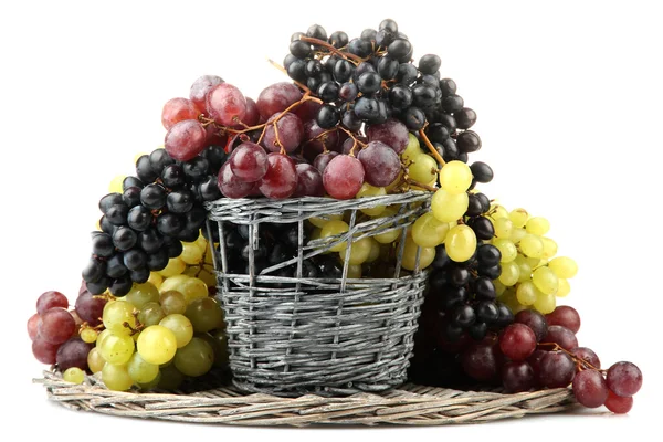 Surtido de uvas dulces maduras en cesta, aisladas en blanco —  Fotos de Stock