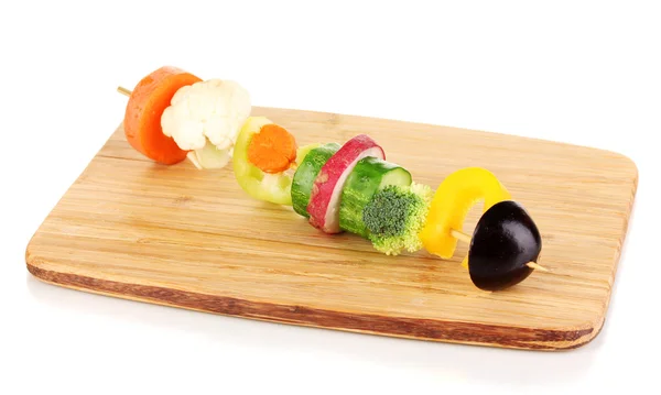 Gesneden groenten op houten pick geïsoleerd op wit — Stockfoto