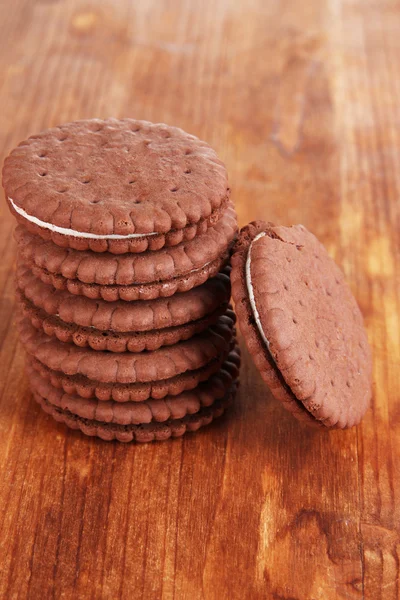 Biscotti al cioccolato con strato cremoso sul tavolo di legno primo piano — Foto Stock