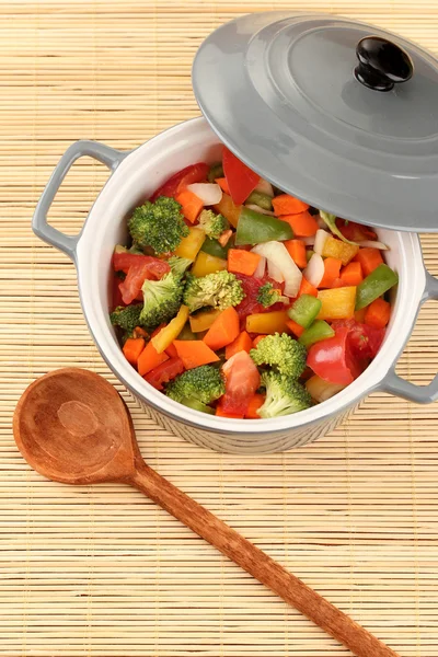 Vegetable stew in gray pot on bamboo mat background — Stock Photo, Image