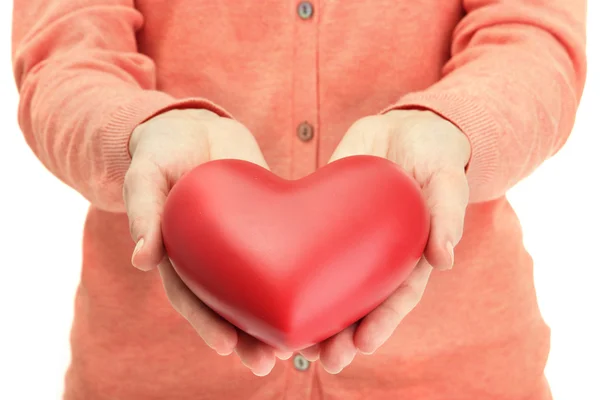 Rood hart in handen van de vrouw, close-up — Stockfoto