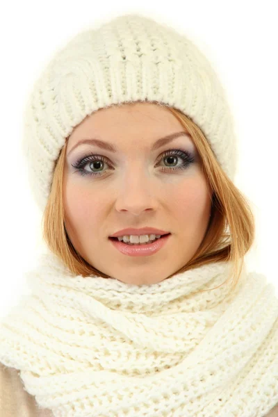 Giovane bella donna che indossa abbigliamento invernale, isolato su bianco — Foto Stock
