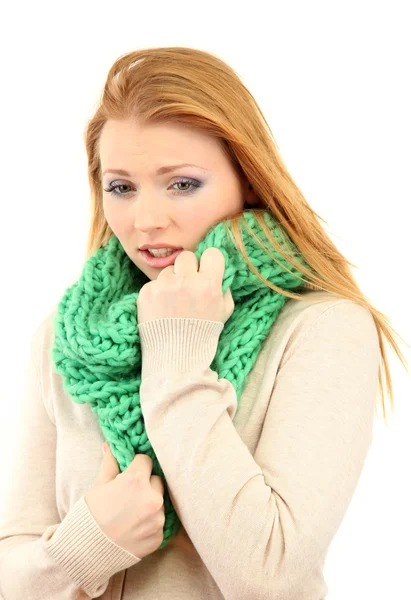 Jovem mulher bonita vestindo roupas de inverno no vento frio, isolado no branco — Fotografia de Stock