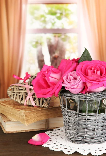 Belas rosas cor-de-rosa em vaso na mesa de madeira no fundo da janela — Fotografia de Stock