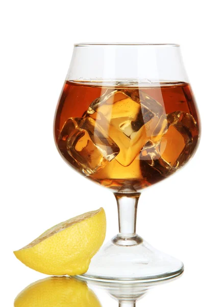 氷と白で隔離されるレモン添えブランデーのガラス — ストック写真