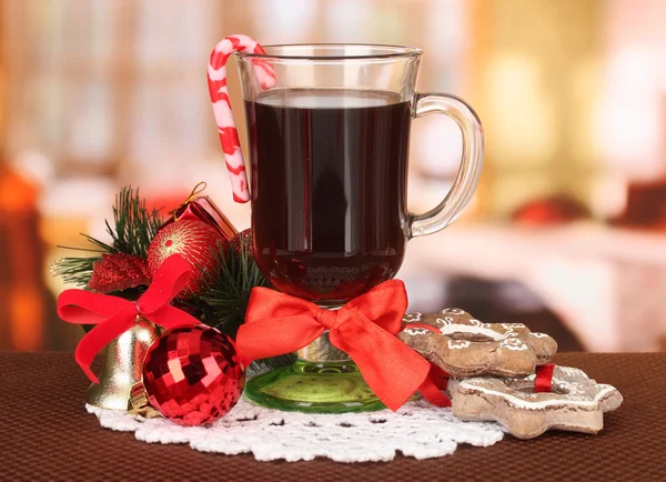 热可口饮料与圣诞糖果和其他装饰品在明亮的背景上 — 图库照片