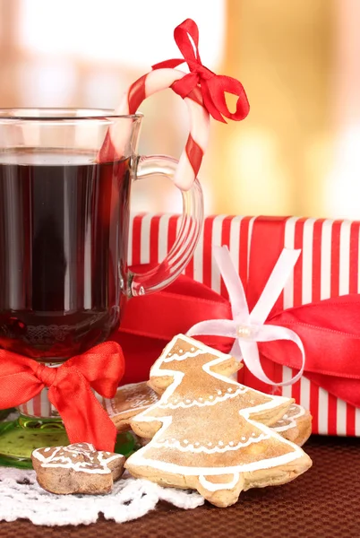 Bebida saborosa quente com doces de Natal e outras decorações em fundo brilhante — Fotografia de Stock