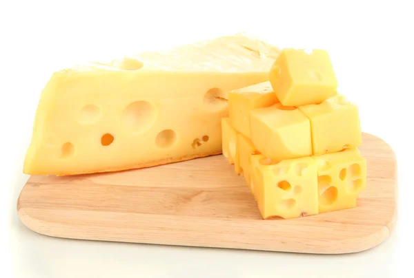 Vágott sajtot, elszigetelt fehér fából készült táblán — Stock Fotó