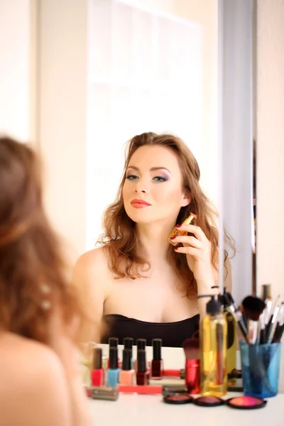 Retrato de mulher atraente aplicando parfume — Fotografia de Stock