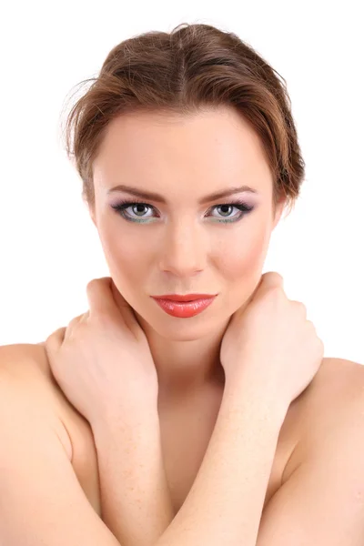 Hermosa joven con maquillaje brillante aislado en blanco — Foto de Stock